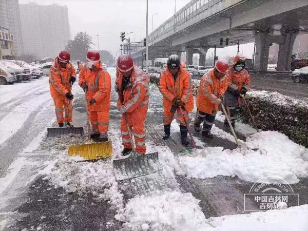 1xbet体育官方网站长春市城市管理系统昼夜奋战全力应对连续降雪(图2)